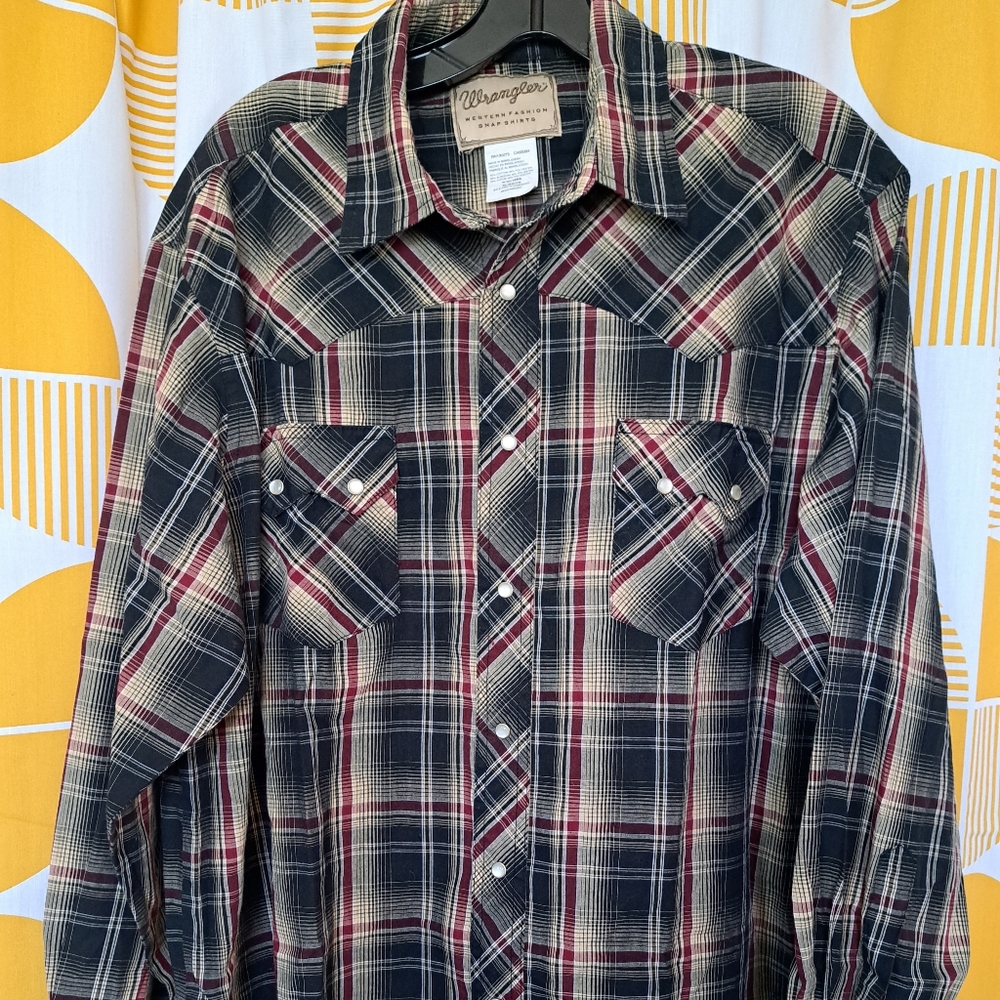 Mens Wrangler Red/ Tan/ Black Plaid Pearl Snap Shirt XL.